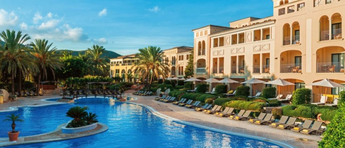 The pool and main building of Steigenberger Golf & Spa Resort Camp de Mar